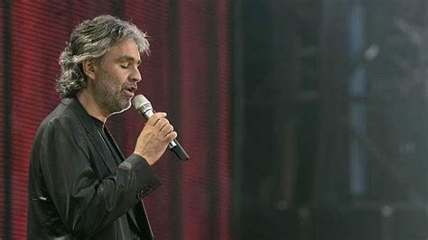 El Tenor Andrea Bocelli Se Hace Pasar Por Artista Callejero Y Recauda