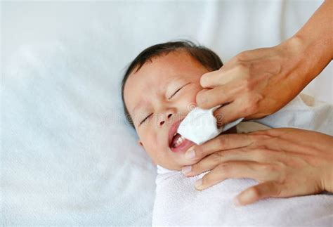 Finger Del Uso De La Madre Para Limpiar La Lengua Y Los Dientes De Beb