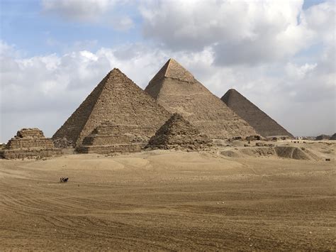 Pyramids Of Gaza Great Pyramid Of Giza Pyramids Of Giza Giza Egypt Images And Photos Finder