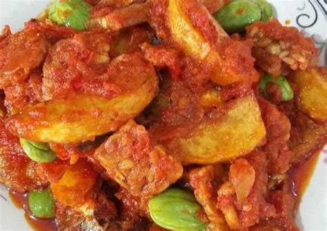 Untuk memberikan kekayaan rasa, biasanya nasi ditambah dengan isian seperti telur, ayam, kerupuk, irisan mentimun, irisan sosis, ikan asin, dan masih banyak lagi, tergantung selera. Resep Ikan asin belah sambal petentang (pete tempe kentang) oleh Tiwiskitchen 😺 - Cookpad