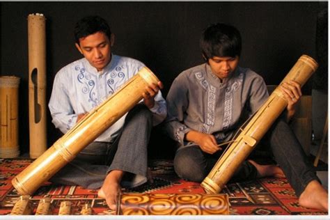 Alat musik melodis dalam suatu komposisi instrumen musik, biasanya akan dibagi menjadi 3 bagian besar, yakni instrumen ritmis, instrumen harmonis, serta instrumen melodis. Mengenal 9 Alat Musik Tradisional Banten yang Khas dan Eksotis!