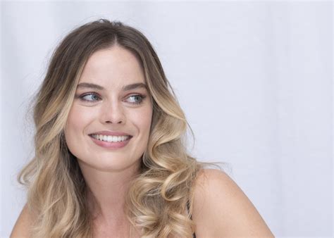 Download Face Close Up Smile Blue Eyes Australian Actress Blonde Celebrity Margot Robbie 4k