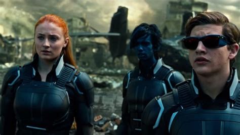 Team Shot Of Jean Grey Sophie Turner Next To Nightcrawler And Cyclops