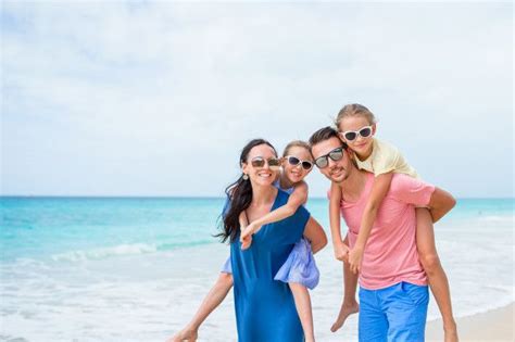 Familia Feliz En La Playa Durante Las Va Premium Photo Freepik