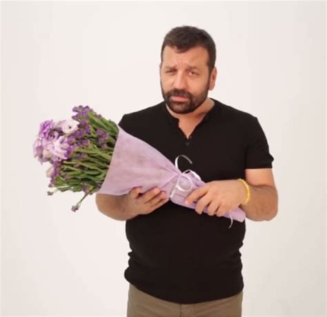Erkeksi Çiçek Kutuları ile Sert Erkekler Rahatça Çiçek Taşıyabiliyor