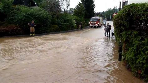 So ungefähr stellt man sich eine weltuntergangsstimmung vor. 25.7.2012 Hochwasser Graz St.Peter (Weiherweg) - YouTube