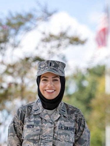 tangguh ini wanita berhijab pertama yang jadi anggota militer as