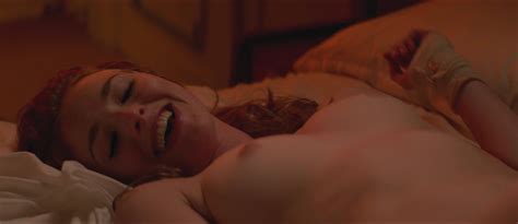 Freya Mavor Desnuda En The Lady In The Car With Glasses And A Gun
