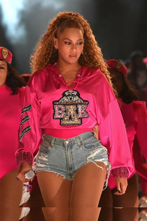 Here Are The Best Reactions To Beyonces “homecoming” On Netflix Beyonce Outfits Beyonce