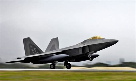 A Us Air Force F 22 Raptor Totally Flew Underneath An Iranian F 4