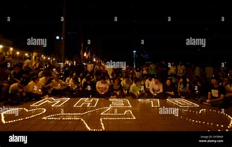 Kuala Lumpur Malaysia April 7 Malaysians Gather During A Candlelight Vigil For Passengers