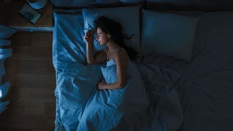 Sleep Expert Explains Why Our Bodies Jerk When Were Falling Asleep