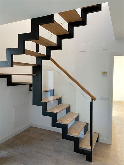 Montaje De Escalera De Hierro Y Peldaños De Madera Homify Diseño