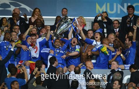 첼시 fc 은 잉글랜드 런던을 연고지로 하는 축구 클럽이다. 이데일리 - 첼시 챔스 우승트로피 '빅이어', 귀 떨어져 망신