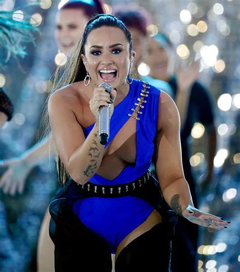 demi lovato performing at 2017 mtv video music awards at the forum in inglewood california 270817 10