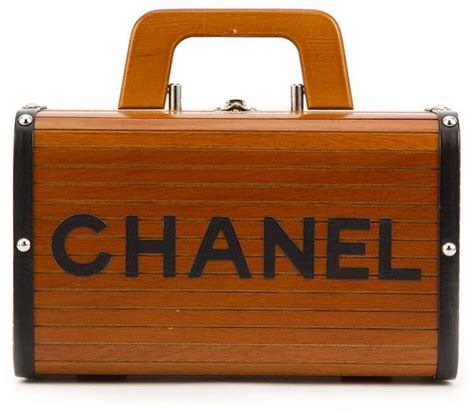 The chanel vanity case comes with the signature chain strap, so you can carry it cross body or over the shoulder like a real purse. Chanel Vintage CC logo wood vanity case | Vintage chanel ...