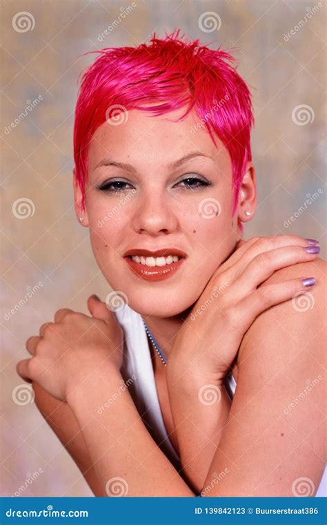 Bold And Beautiful Singer Pinks Iconic Pixie Cut See The Amazing