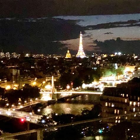 エッフェル塔とセーヌ川をゆく船を眺めつつ Bonnie Restaurant By So Paris Hotel レストラン・ボニ