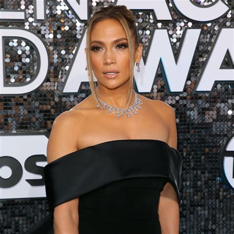 Jennifer Lopez Wore A Stunning Diamond Necklace With An Off The