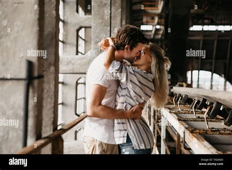 junges paar küssen in einem alten bahnhof stockfotografie alamy