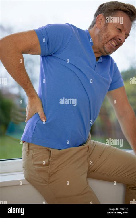 Hombre Con Dolor De Espalda Fotografía De Stock Alamy