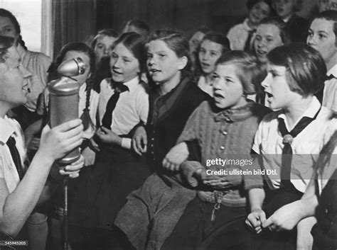 Girls Of The League Of German Girls Are Singing A Song In A ニュース写真 Getty Images