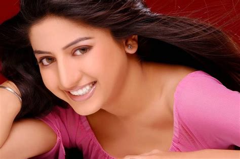 South Cute Actress Poonam Kaur Profile Biography And Latest Cute