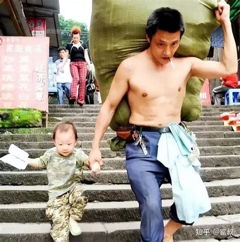 13年前，重庆“棒棒”父子照刷屏，如今他们生活怎么样了 知乎