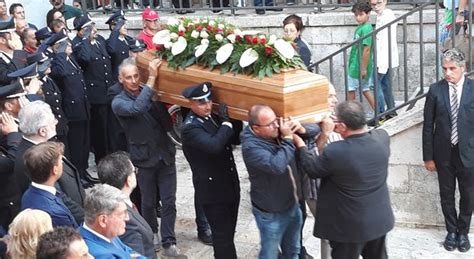 Tragedia Del Pollino Lacrime E Dolore Ai Funerali Del Papà Eroe
