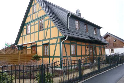 Die haut ihres haus verdient die beste pflege. SCHOENE FASSADEN www.haus-farbe.de