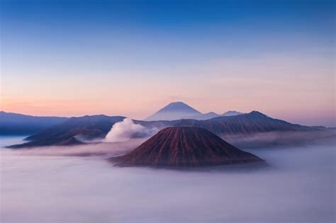 Monte El Volcán De Bromo Durante La Salida Del Sol Java Oriental