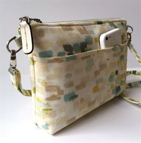 Free Crossbody Bag Patterns With A Single Zippered Pocket On The Inside