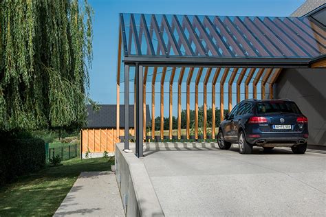 All Black House Design Of Three Gabled Volumes Digsdigs