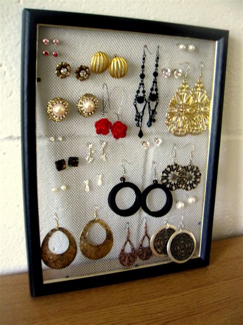 Atfer making the diy projects, you can find every pair of your earrings for every busy morning. Mustard Me Yellow: DIY Earring Holder.