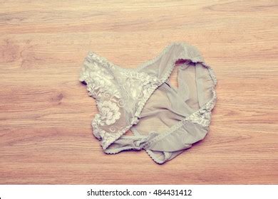 Panties On Floor Oltre Foto Stock Acquisibili In Licenza Esenti