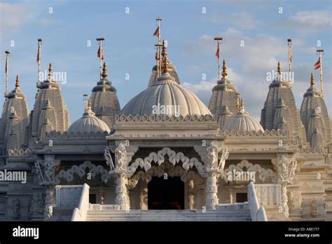 Shri Swaminarayan Mandir Neasden Uk Opened In 1995 The Hindu Temple