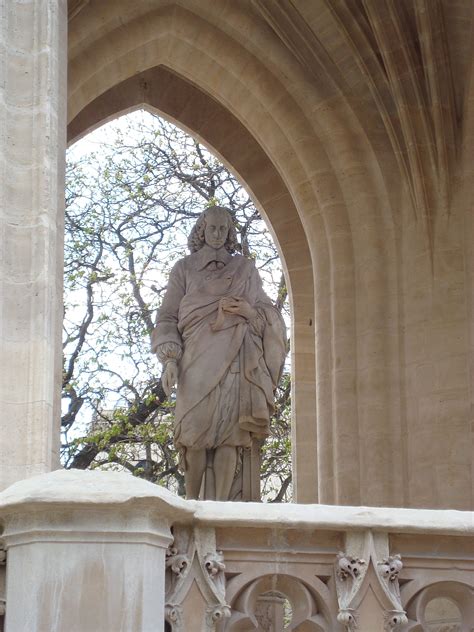 Estatua De Blaise Pascal En La Torre Saint Jacques En Parc3ads Imagen