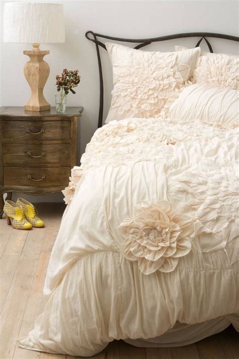 But its beauty is increasingly sticking out due to the free accent. Shabby chic bedding sets - a romantic atmosphere in a ...
