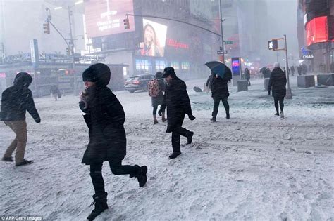 Powerful Snowstorm Hits Eastern Us Snarling Travel Daily Mail Online