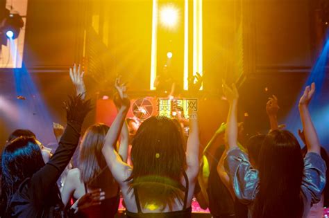 一群人在迪斯科夜总会跳舞高清图片下载 正版图片306623216 摄图网