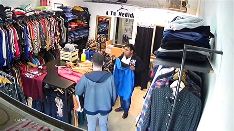 Video robó ropa en un comercio y fue captado por la cámara de