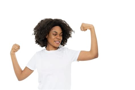 Mujer Hermosa Y Joven Con Maqueta De Camisa Foto Gratis