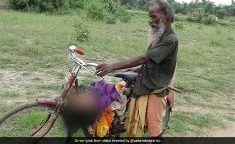 Odisha Boudh Bhubneshwar Man Carries Sister In Laws Body On Bicycle साली के शव को लेकर साइकिल