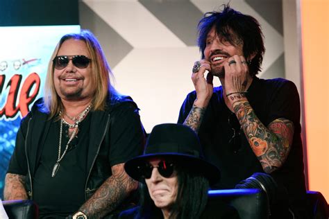 Tommy Lee Performs First Full Motley Crüe Show Since Breaking Ribs
