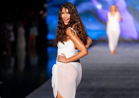 ‘legendary 80s supermodel carol alt 62 stuns the crowd at swimsuit show in miami