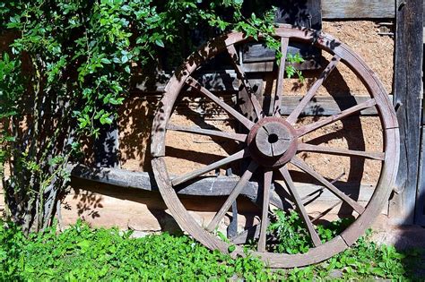 Wheel Wagon Old Wooden Hub Spokes Antique Transportation Wood