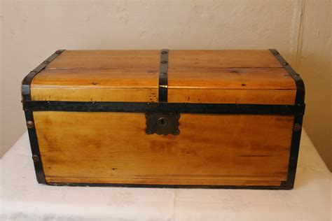 Lot Small Wooden Trunk