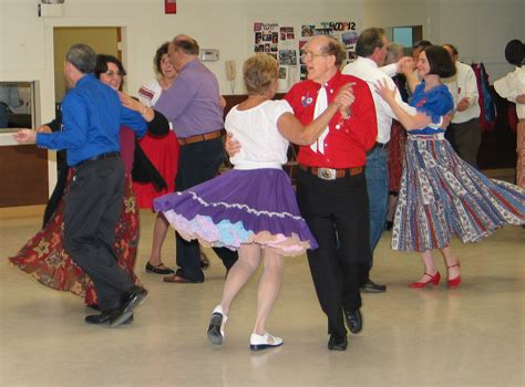 The square dance represents specially choreographed a dance that includes four active dance couples who are arranged in a square and are all facing toward the center of the square. Opiniones de Square dance
