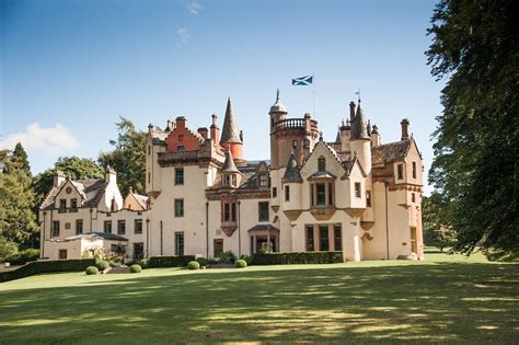 Ein ferienhaus in großbritannien zu kaufen, ist für bürger der europäischen union einfach. Aldourie-Castle-treehouse-views-68.jpg (1080×719) | Burg ...