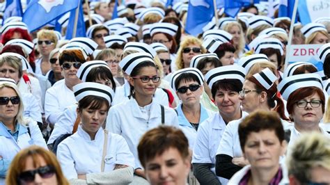 „godna płaca za ciężką pracę. Strajk pielęgniarek - żądają spełnienia obietnic premiera ...